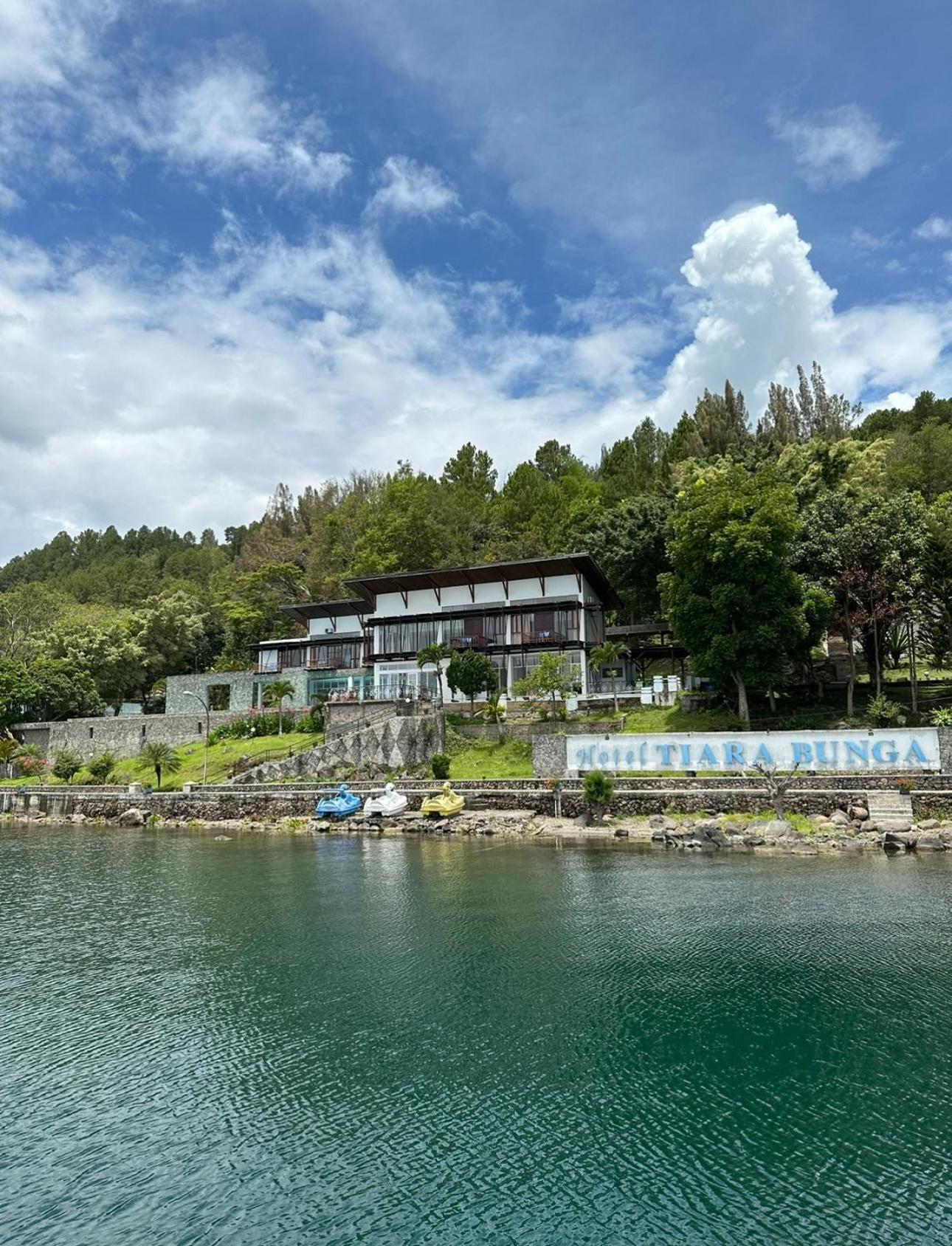 Tiara Bunga Hotel & Villa Balige Zewnętrze zdjęcie